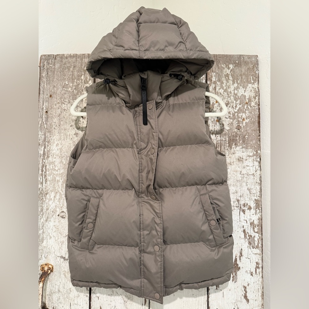 NWOT QUINCE Responsible Down Puffer Vest XS Stone Taupe